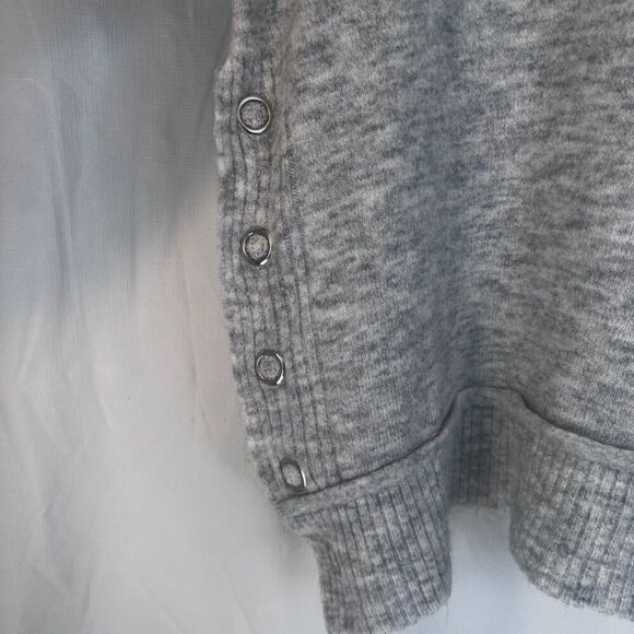 Very J Soft Knit Sweater Side Snaps Pullover Neutral Minimalist Basic Size Small - Picture 4 of 10